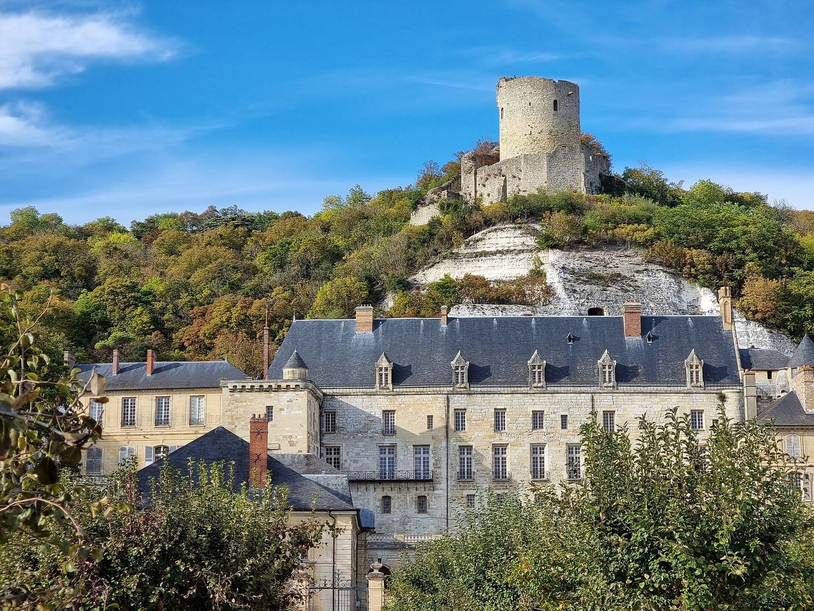 The château of La Roche-Guyon against the chalk cliff, with its medieval keep at the top
