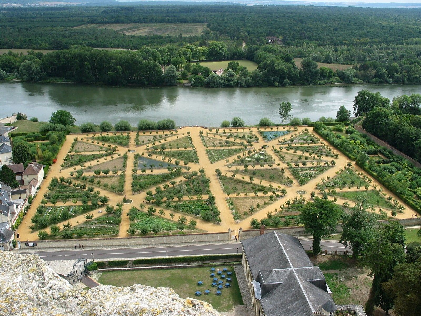 Le potager-fruitier du château de La Roche-Guyon, vu d’en haut, au bord de la Seine