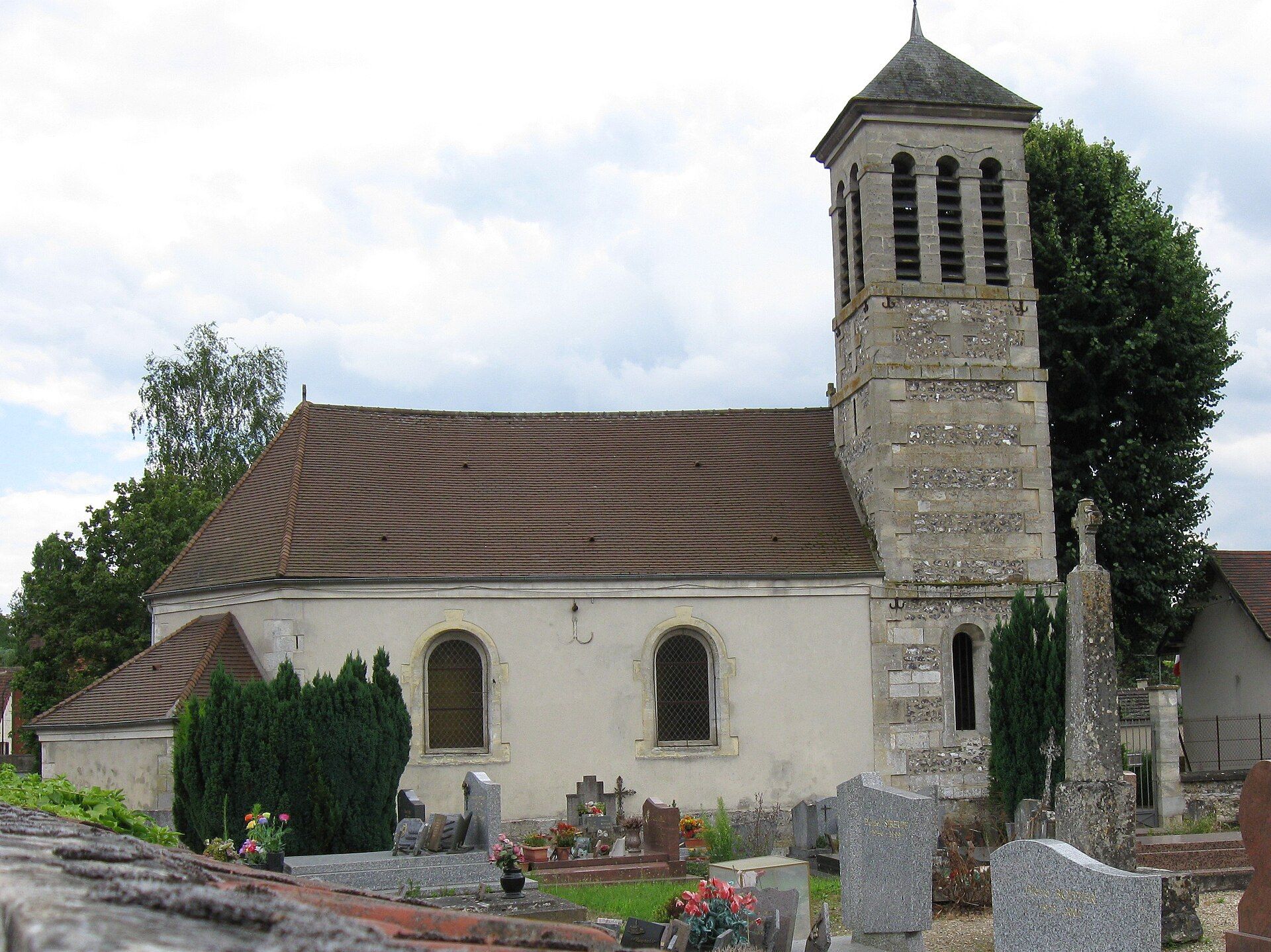 L’église Sainte-Geneviève de Sainte-Geneviève-lès-Gasny, reconstruite en 1816, et son clocher en pierre